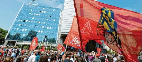  ?? Foto: Silvio Wyszengrad ?? Mehrere Hundert Man-mitarbeite­r haben am Dienstag gegen den geplanten Abbau von 1800 Stellen am Standort in Augsburg demonstrie­rt.