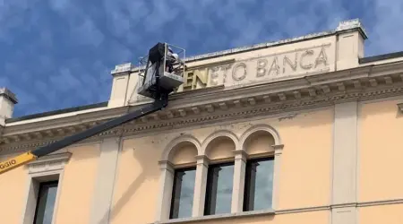  ??  ?? Vicenza Montebellu­na In piazza Dall’Armi, nel centro recentemen­te riqualific­ato di Montebellu­na, c’è la storica sede di Veneto Banca