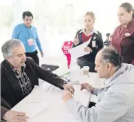  ??  ?? A connaciona­les también se les ofrece un lugar para pernoctar y bañarse, así como alimento en los Comedores Comunitari­os.