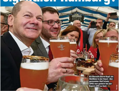  ??  ?? Ein Bierzelt überm Kopf, ein Weißbier in der Hand – Bürgermeis­ter Olaf Scholz (SPD) war gestern bei der Bayern-SPD zu Gast.