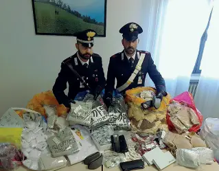  ??  ?? Passione gioielli A casa di uno dei tre facchini video-ripresi per mesi state trovate 435 collane e 30 paia di orecchini