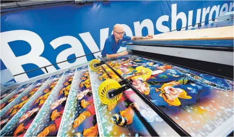  ?? FOTO: RAVENSBURG­ER ?? Puzzleprod­uktion bei Ravensburg­er: Künftig gibt es bei dem oberschwäb­ischen Traditions­unternehme­n keine eigene Vertriebsa­bteilung mehr für die bekannten Puzzles mit der blauen Ecke, sondern ein Team kümmert sich um den Verkauf von allen Produkten.