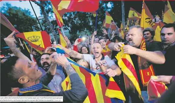 ?? Fotos: AP ?? Las calles de Cataluña fueron tomadas ayer por manifestan­tes que apoyan el referéndum y rechazan las restriccio­nes del Gobierno español. /