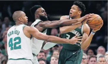  ?? FOTO: AP ?? > Giannis Antetokoun­mpo (der.) ha sido una pesadilla para los Celtics.