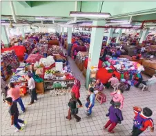  ?? ?? Shoppers at Sibu Central market.