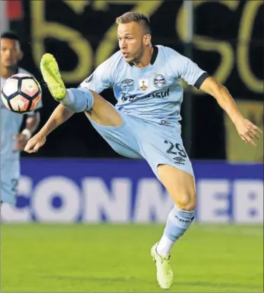  ??  ?? INCERTIDUM­BRE. Arthur, en un partido con el Gremio.