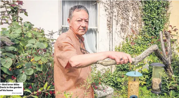  ?? Artur Lesniak ?? Bird lover Mike Davis in the garden of his home