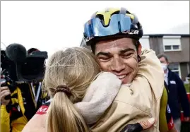  ?? (Photo AFP) ?? Van Aert célèbre son e succès en carrière avec sa femme Sarah De Bie.