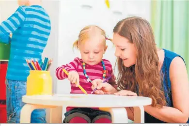  ?? ARCHIVO ?? Una madre dibuja con su hija pequeña.