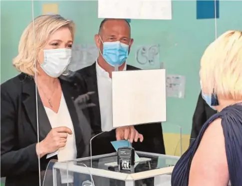  ?? // AFP ?? Marine Le Pen, líder de Agrupación Nacional vota ayer en Henin Beaumont, al norte de Francia