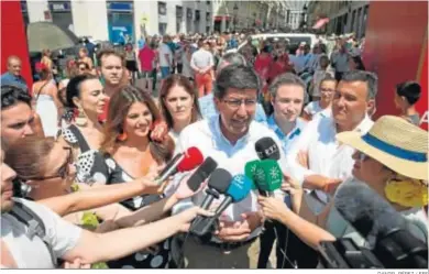  ?? DANIEL PÉREZ / EFE ?? Juan Marín atiende a los medios, ayer en Málaga.