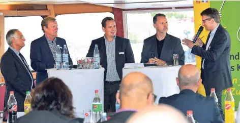  ?? RP-FOTOS: KLAUS-DIETER STADE ?? Dieter Jungfer, Jan-Frens Bergman, Jens Bartel, Christoph Kepser und Sascha Terörde (von links) im Gespräch.