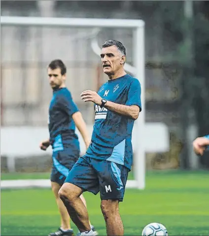  ?? FOTO: SD EIBAR ?? José Luis Mendilibar durante un entrenamie­nto del Eibar en Atxabalpe