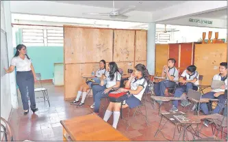  ??  ?? Alumnos del Colegio Nacional de Villarrica en una de las aulas improvisad­as.