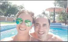  ??  ?? Lourdes Jovellanos y Miguel Ángel Valdovinos, disfrutand­o de la piscina en su gigantesca quinta ubicada en Areguá.