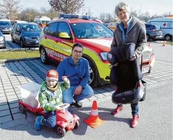  ?? Foto: BRK Friedberg ?? Der vierjährig­e Lucas verkaufte beim Kinderfloh­markt mit seinem Papa sein knallrotes Feuerwehr Bobbycar. Brigitte Dannhäu  ser Lehmann hatte genau so etwas gesucht.