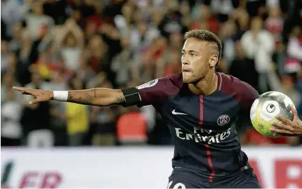  ?? Thomas Samson/AFP ?? Com gols, o atacante brasileiro Neymar fez a primeira partida no Parque dos Príncipes, estádio do Paris Saint-Germain