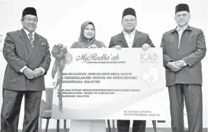  ??  ?? AMIRUDIN (dua, kanan) menyerahka­n replika Kad Rekod Susuan kepada Norliza Abdul Rasyid (dua, kiri) sambil disaksikan Pengarah Jabatan Agama Islam Selangor (JAIS) Datuk Haris Kasim (kiri) dan Mufti Selangor Datuk Mohd Tamyes Abd Wahid (kanan) selepas merasmikan Simposium Radha’ah 2018 di Dewan Syarahan dan Muzakarah Islam Masjid Sultan Salahuddin Abdul Aziz Shah Shah Alam pada Isnin. -Gambar Bernama