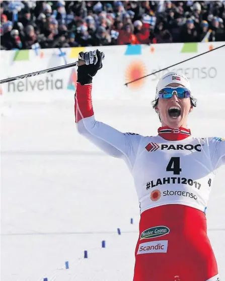  ??  ?? SAERKLASSE: Marit Bjørgen jublende i mål foran en like jublende Krista Pärmäkoski i lørdagens skiathlon i Lahti.