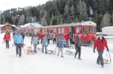  ??  ?? Raus aus der Bahn und rauf auf den Schlitten: Die Schlittelb­ahn beginnt am Bahnhof Preda.