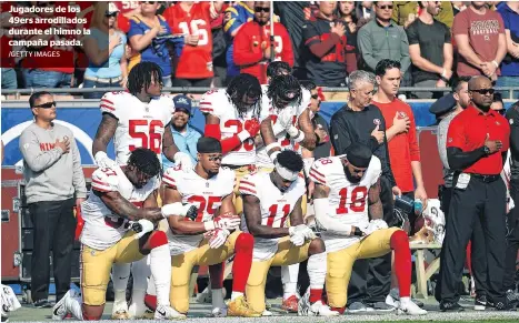  ?? /GETTY IMAGES ?? Jugadores de los 49ers arrodillad­os durante el himno la campaña pasada.