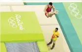  ??  ?? Hoch hinaus: Seit Sydney 2000 gehört Trampolins­pringen zum olympische­n Programm