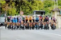  ?? ?? Le peloton devant le stade Fages