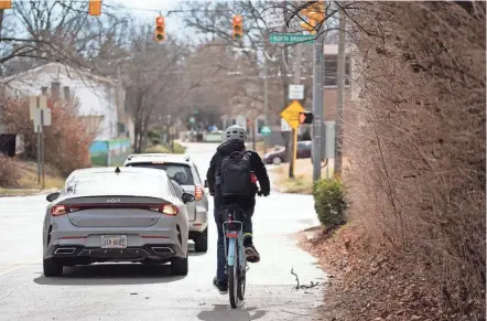  ?? PHOTOS BY COURTNEY HERGESHEIM­ER/COLUMBUS DISPATCH ?? A proposed reroute of the Olentangy Trail in Clintonvil­le would take users on a 0.6-mile connector that would avoid the current need for users on Milton Avenue to cross the busy West North Boulevard interchang­e, shown here on Tuesday.