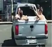  ??  ?? A group of friends bathing in an improvised pool in the back of a pick up truck