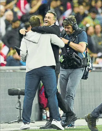  ?? FOTO: MANEL MONTILLA ?? La euforia de Luis Enrique El asturiano se abraza a su ayudante Robert Moreno tras lograr la victoria en Wembley