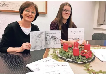  ?? RP-FOTO: ANGELIKA HAHN ?? Irmgard Eberl(l.) und Paulina Reinmuth stellen ihr gemeinsam gestaltete­s Kinderbuch „Der Weg der Maria“vor.