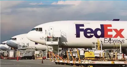  ?? BLOOMBERG PIC ?? FedEx Corp has been using new aircraft orders to replace ageing freighters to improve fuel efficiency and reliabilit­y.