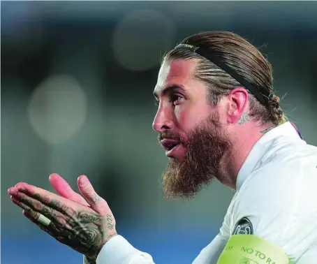  ?? AP ?? Sergio Ramos lanza un beso para celebrar uno de los goles que marcó la pasada temporada con el Real Madrid