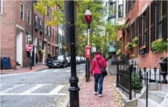  ?? GETTY ImAgES pHOTOS ?? HIT THE PAVEMENT: Take a short walk daily.