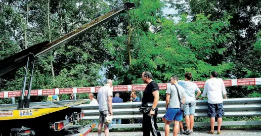  ??  ?? L’incidente Il luogo dello schianto le pettorine dei commissari a terra (LaPresse/ Campanelli)