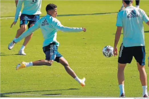  ?? EMILIO NARANJO / EFE ?? Ansu Fati se dispone a golpear el balón durante un momento del entrenamie­nto de ayer de la selección española en la ciudad deportiva de Las Rozas.