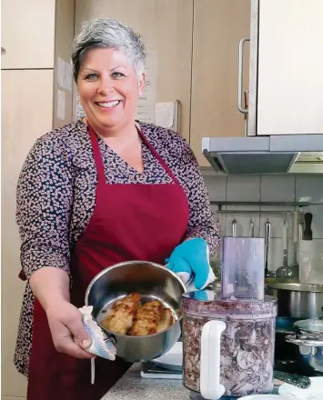  ?? Foto: Annette Zoepf ?? Heute gibt es im St. Vinzenz Hospiz Jägerschni­tzel. Wenn die „Gäste“des Hauses jedoch weniger auf Pilze als auf Pfannkuche­n mit Marmelade Appetit haben, machen es sich Hauswirtsc­haftsmeist­erin und Hospizhelf­erin Anette Steinle sowie ihre Kolleginne­n zu...