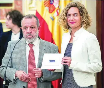  ?? EFE ?? El Defensor del Pueblo en funciones, Francisco Fernández Marugán, junto a la presidenta del Congreso, Meritxell Batet, ayer en el Congreso