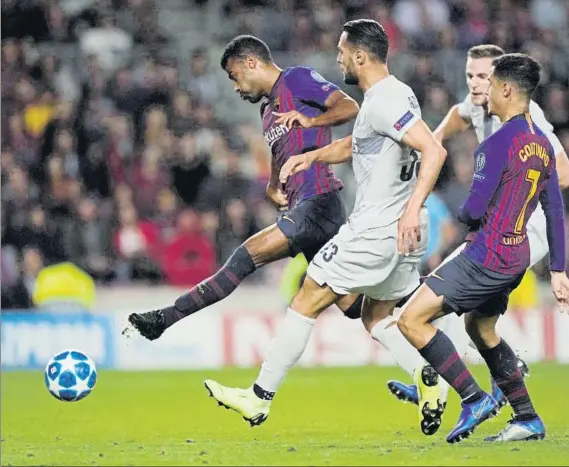  ?? FOTO: MANEL MONTILLA ?? Rafinha marcó así su 12º gol como azulgrana, uno más que los que firmó su hermano Thiago en el Barça El menor de los Alcantara hizo méritos para jugar el Clásico