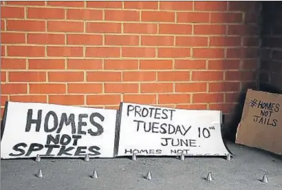  ?? DAN KITWOOD / GETTY ?? En junio del 2014, apareciero­n estos pinchos en el portal de un edificio de viviendas de lujo en Londres que generaron una protesta a la que se sumó el alcalde de la ciudad, Boris Johnson