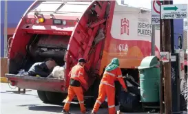  ?? ROBERTO AMAYA ?? En Torreón, Promotora Ambiental de La Laguna brinda los servicios de recolecció­n de basura y barrido manual.