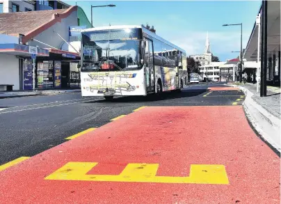  ?? PHOTO: PETER MCINTOSH ?? Room to move . . . A bus drives past the bus hub in Great King St between Moray Pl and St Andrew St.