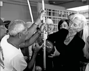  ??  ?? La directora gerente del Fondo Monetario Internacio­nal, Christine Lagarde, recibe un tambor Berimbao durante su visita a un proyecto social el pasado jueves en el marco de su estadía en Río de Janeiro, Brasil