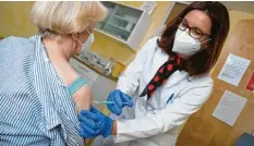  ?? Foto: dpa ?? Auch viele Hausärzte und Hausärztin­nen impfen jetzt gegen das Coronaviru­s. Die Impfung wird mit einer Spritze verabreich­t.