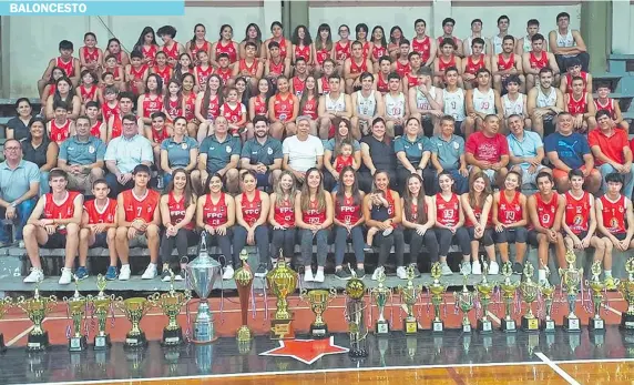  ?? ?? Los campeones de las diversas categorías de Félix Pérez Cardozo, junto a sus entrenador­es, felices por el vagón de trofeos conquistad­os en la temporada 2022.