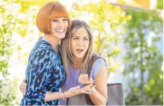  ?? Foto: Ron Batzdorff, Mothers Movie LLC ?? Miranda (Julia Roberts) und Sandy (Jennifer Aniston) in Mother’s Day – Liebe ist kein Kinderspie­l.