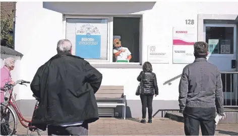  ?? FOTOS: STEFAN AREND ?? Bei der Büdchen-Sprechstun­de in Bergheim stehen die Patienten draußen an.