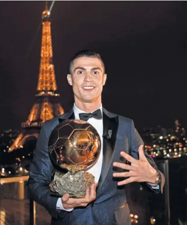  ??  ?? EN EL OLIMPO. Cristiano posa con su quinto Balón de Oro delante de la Torre Eiffel.