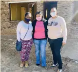  ??  ?? Die drie vroue wat jeugprojek­te by die Child Welfare-gebou in Kroonvale vir werklose jongmense aangebied het, moes hul werksaamhe­de staak nadat vandale die plek geplunder en verniel het. Van links: Letoya Kok, Aljone Meyer (bestuurder) en Roxanne George.