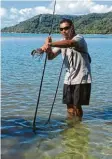  ??  ?? Juan Walker fischt mit einem Speer, so wie es seine Vorfahren getan haben.